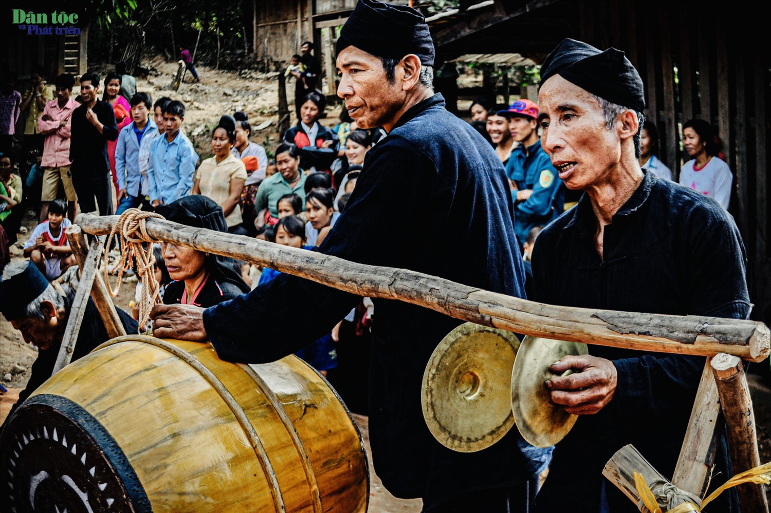 Trống chiêng là nhạc cụ không thể thiếu trong lễ hội của đồng bào Cống