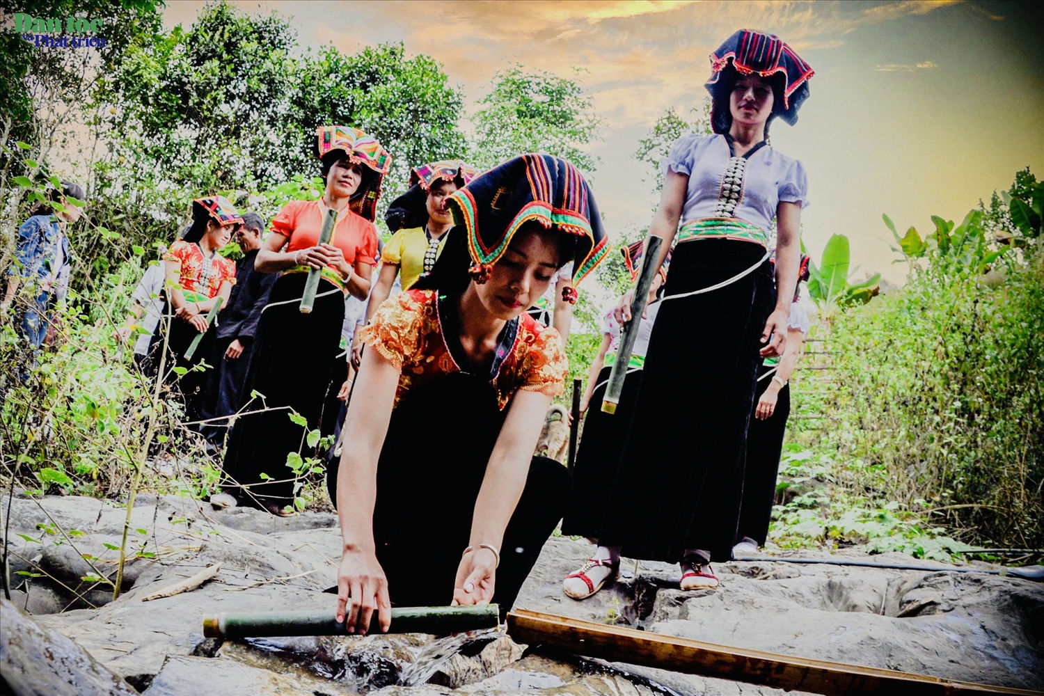 Trong ngày đầu năm mới, hay các lễ hội quan trọng, người Cống có tục dậy sớm ra suối đầu nguồn rước nước về thờ