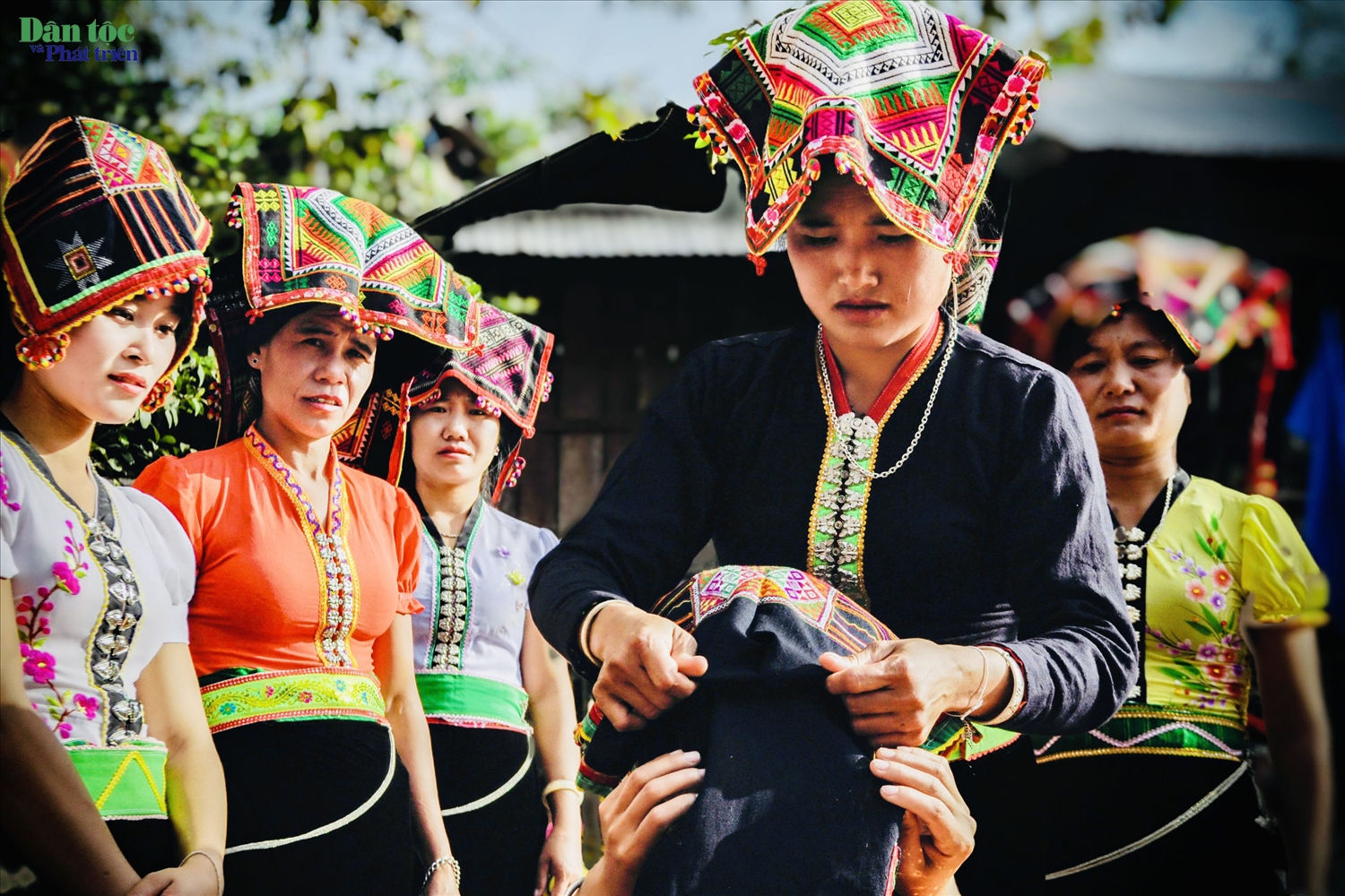 Phụ nữ người Cống sửa soạn trang phục dự hội