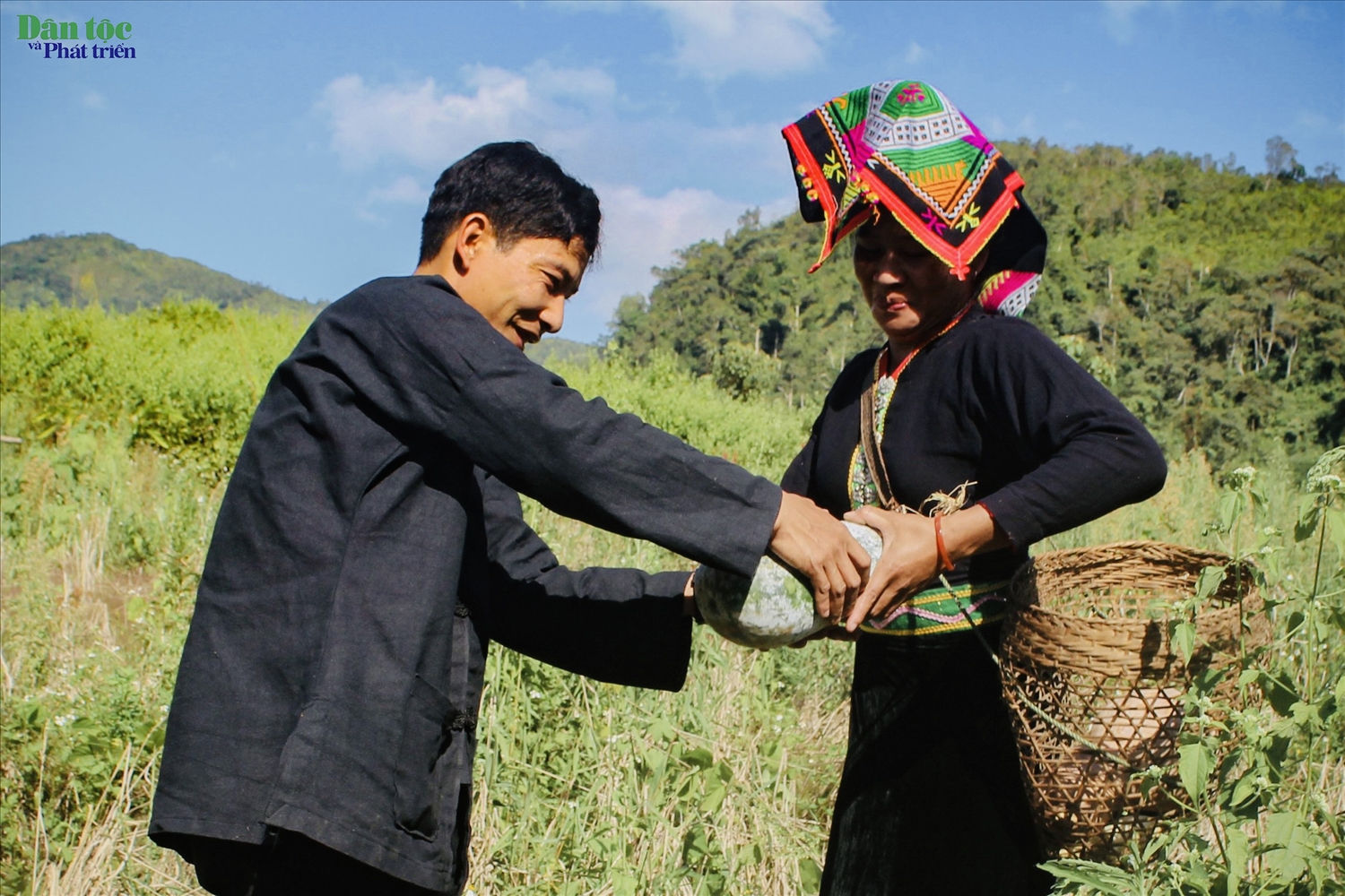 Lao động sản xuất cũng chính là dịp để kết nối, vun đắp truyền thống gia đình