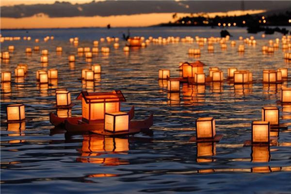 Đèn lồng giấy được sử dụng rất nhiều trong Lễ hội Obon Nhật Bản. Ảnh: internet Đèn lồng giấy được sử dụng rất nhiều trong Lễ hội Obon Nhật Bản. Ảnh: internet