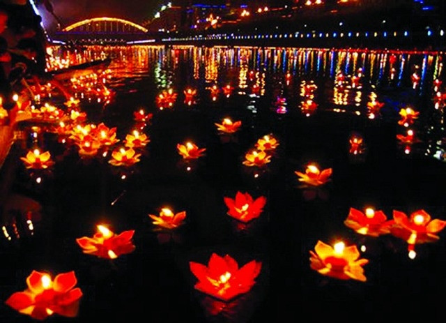 Trong ngày Rằm tháng bảy, người Hoa còn có tục thả hoa đăng xuống sông hồ để cầu an, dẫn đường cho các linh hồn trở về cõi âm. Trong ngày Rằm tháng 7, người Hoa còn có tục thả hoa đăng xuống sông hồ để cầu an, dẫn đường cho các linh hồn trở về cõi âm.
