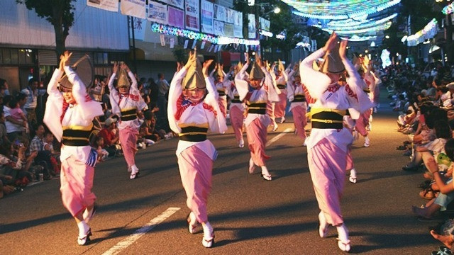Lễ hội Obon Nhật Bản thu hút rất nhiều người Nhật Bản cũng như du khách từ khắp các nơi trên thế giới đến chiêm ngưỡng. Lễ hội Obon Nhật Bản thu hút rất nhiều người Nhật Bản cũng như du khách từ khắp các nơi trên thế giới đến chiêm ngưỡng.