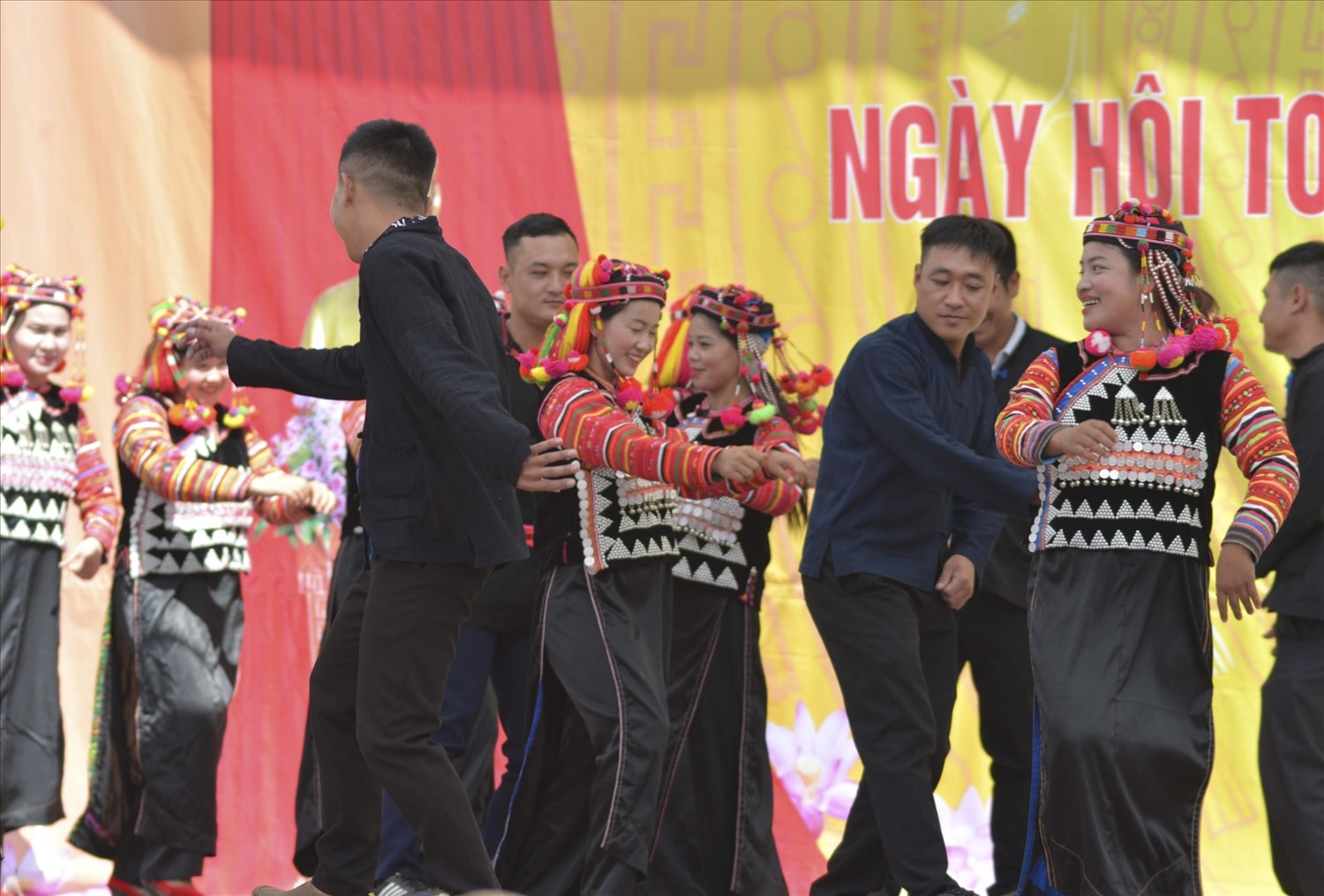 Đồng bào Hà Nhì nơi cự Tây tổ quốc biểu diễn vắn nghệ chào mừng Ngày hội Đồng bào Hà Nhì nơi cự Tây tổ quốc biểu diễn vắn nghệ chào mừng Ngày hội