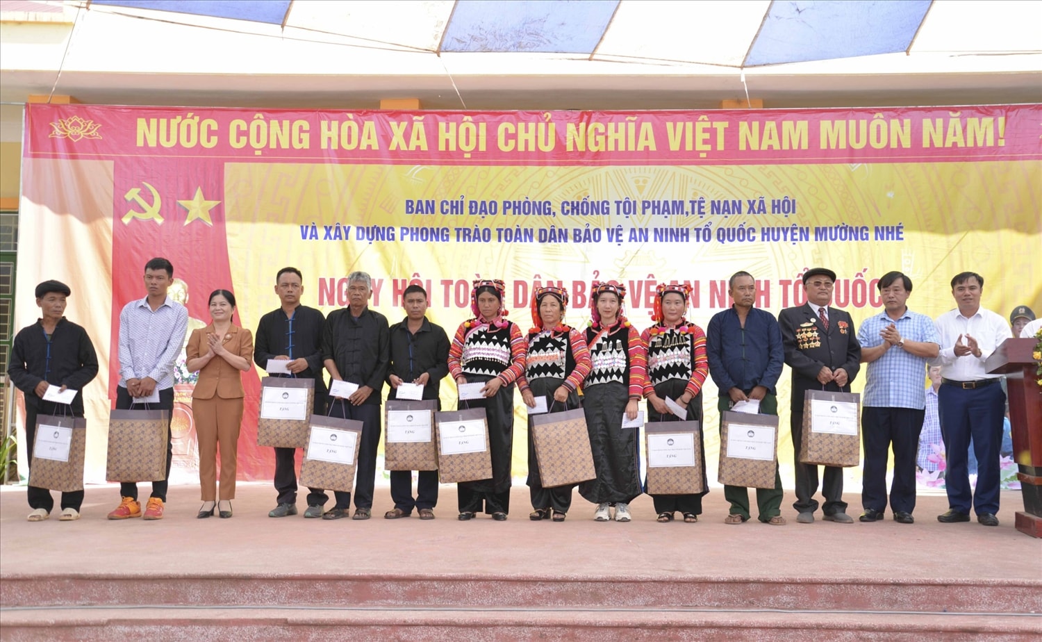 Lãnh đạo UBND tỉnh, Ủy ban MTTQ Việt Nam tỉnh tặng 10 suất quà cho các gia đình chính sách Trao quà cho hộ gia đình tiêu biểu trong phong trào bảo vệ an ninh Tổ quốc