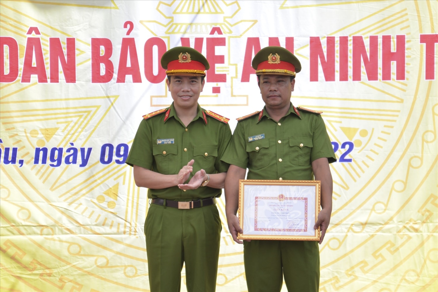 Công an tỉnh Điện Biên trao Giấy khen cho Công an xã Sín Thầu Công an tỉnh Điện Biên trao Giấy khen cho Công an xã Sín Thầu