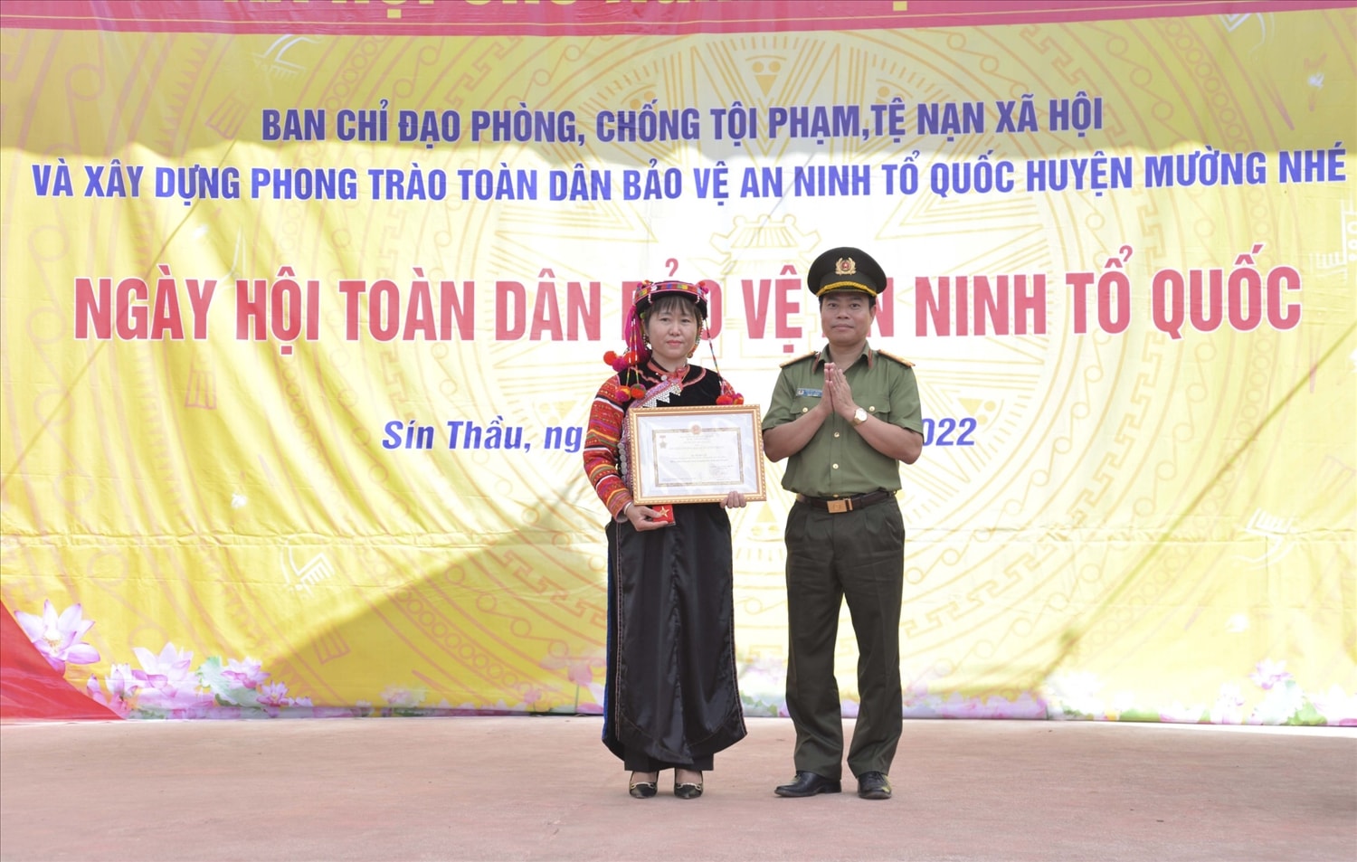 Trao quà của Bộ Công an cho xã Sín Thầu Bà Pờ Mỳ Lế nhận kỷ niệm chương của Bộ Công an vì những thành tích xuất sắc trong phong trào bảo vệ an ninh tổ quốc