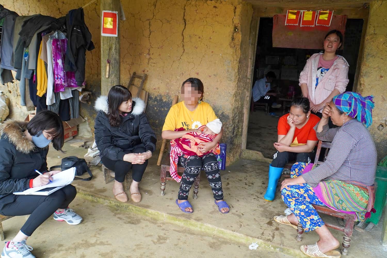 Nhân viên ngành dân số đi vận động chia sẻ cùng gia đình em G.T.M  xã Sín Chéng, huyện Si Ma Cai (tỉnh Lào Cai)
