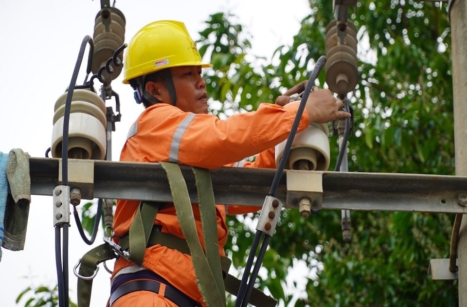 Công nhân Điện lực TP Hạ Long xử lý khiếm khuyết trên đường dây 22kV Công nhân Điện lực TP Hạ Long xử lý khiếm khuyết trên đường dây 22kV