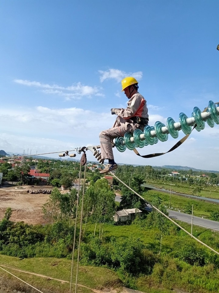 Công nhân Đội Quản lý vận hành lưới điện cao thế Quảng Ninh khắc phục khiếm khuyết đường dây 110kV Công nhân Đội Quản lý vận hành lưới điện cao thế Quảng Ninh khắc phục khiếm khuyết đường dây 110kV