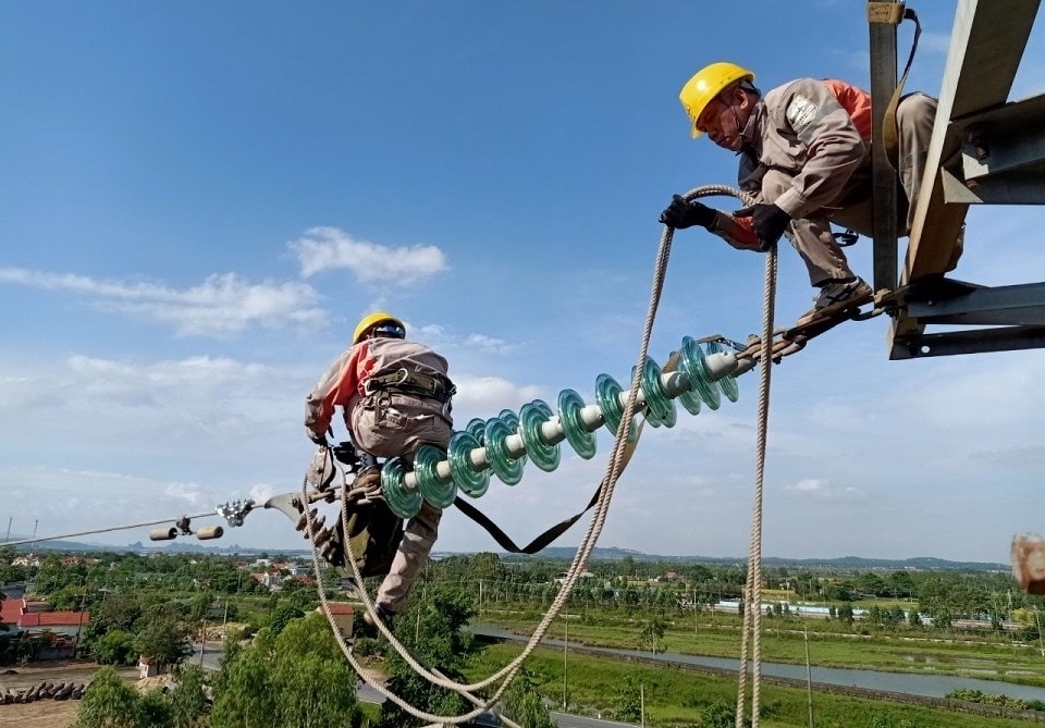 Công nhân Đội Quản lý vận hành lưới điện cao thế Quảng Ninh xử lý khiếm khuyết đường dây 110kV Công nhân Đội Quản lý vận hành lưới điện cao thế Quảng Ninh xử lý khiếm khuyết đường dây 110kV