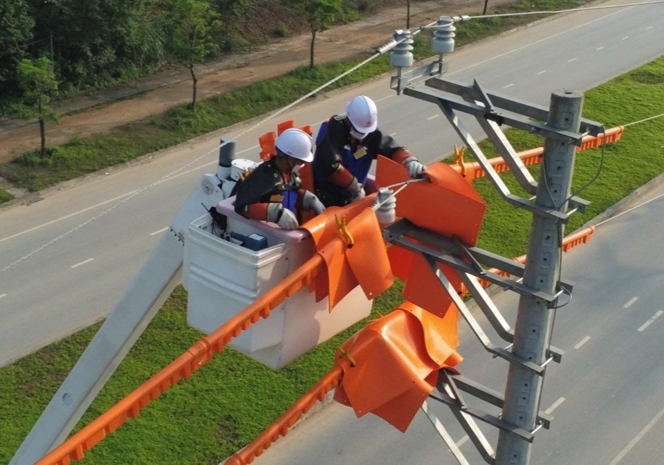 Đội sửa chữa hotline PC Yên Bái thực hiện công tác trên lưới điện 22kV Đội sửa chữa hotline PC Yên Bái thực hiện công tác trên lưới điện 22kV