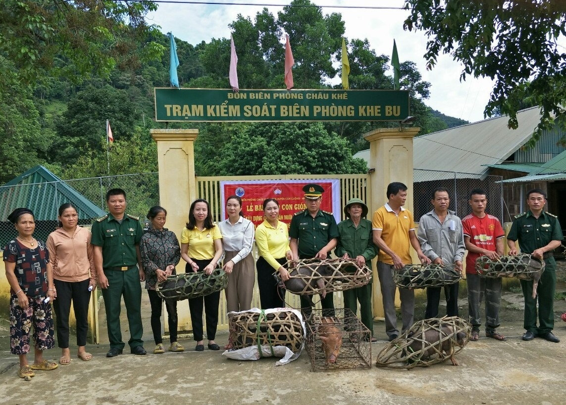 Tặng lợn giống cho các hộ nghèo khu vực biên giới.