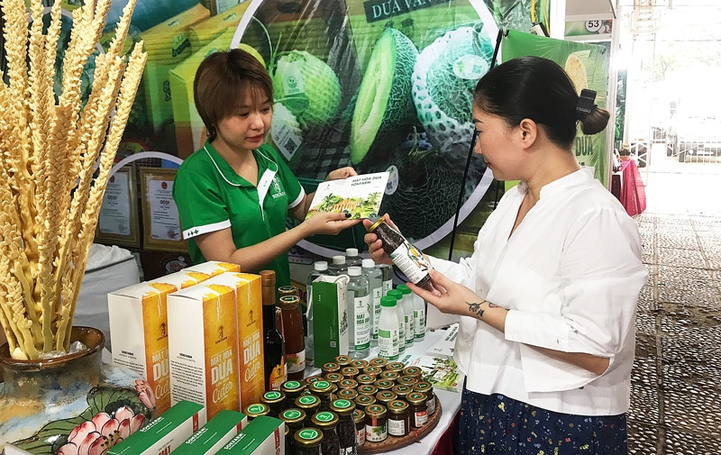 Người dân tìm hiểu, mua sắm sản phẩm chất lượng đảm bảo an toàn tại Hội chợ