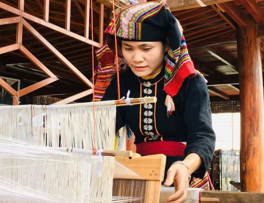Nghệ nhân trẻ Sầm Thị Tình cho biết, chị thường xuyên đăng tải các sản phẩm của HTX qua Zalo