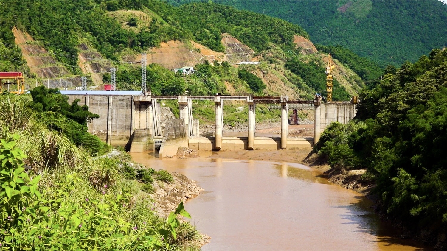 Khởi công từ tháng 3/2010, sau hơn 10 năm xây dựng dang dở, nhiều hạng mục xây dựng tại Dự án thủy điện Hồi Xuân bắt đầu xuống cấp Khởi công từ tháng 3/2010, sau hơn 10 năm xây dựng dang dở, nhiều hạng mục xây dựng tại Dự án thủy điện Hồi Xuân bắt đầu xuống cấp