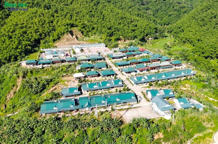 Một phần quả đồi Pom Ngô rộng 2,8 ha được sử dụng làm nơi tái định cư cho 51 hộ dân bị ảnh hưởng Một phần quả đồi Pom Ngô rộng 2,8 ha được sử dụng làm nơi tái định cư cho 51 hộ dân bị ảnh hưởng