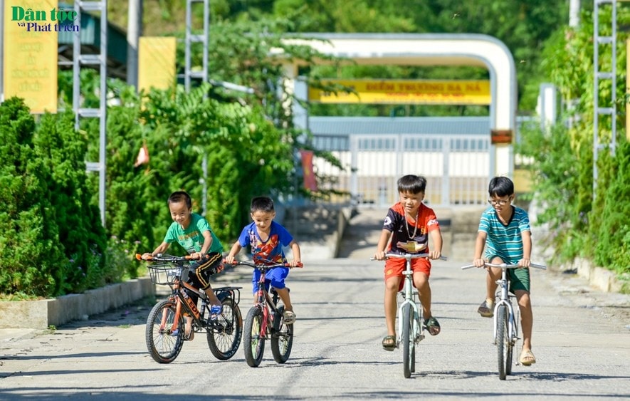 Tuyến đường bê tông dài hơn 3 km được xây dựng giúp người dân Sa Ná đi lại thuận lợi hơn, trẻ em không lo cảnh phải nghỉ học khi mùa lũ tới Tuyến đường bê tông dài hơn 3 km được xây dựng giúp người dân Sa Ná đi lại thuận lợi hơn, trẻ em không lo cảnh phải nghỉ học khi mùa lũ tới