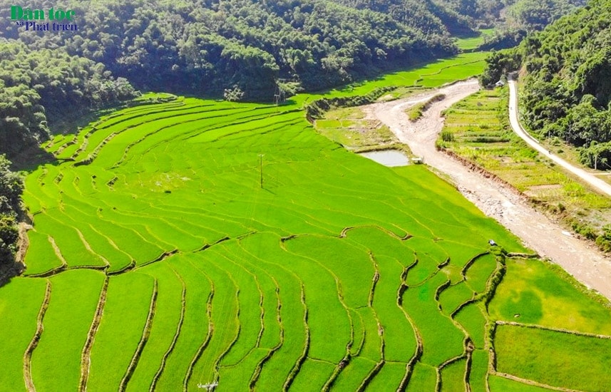 Tuyến đường bê tông dài hơn 3km được xây dựng giúp người dân Sa Ná đi lại thuận lợi hơn, trẻ em không lo cảnh phải nghỉ học khi mùa lũ tới Tại vị trí bản làng cũ ven suối Son của Sa Ná, dân làng cải tạo trồng lúa và rau màu