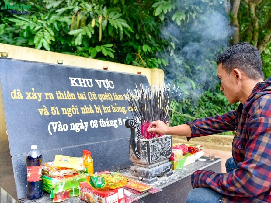 Người dân Sa Ná tưởng niệm những người đã khuất sau trận lũ lịch sử vào tháng 8/2019 Người dân Sa Ná tưởng niệm những người đã khuất sau trận lũ lịch sử vào tháng 8/2019