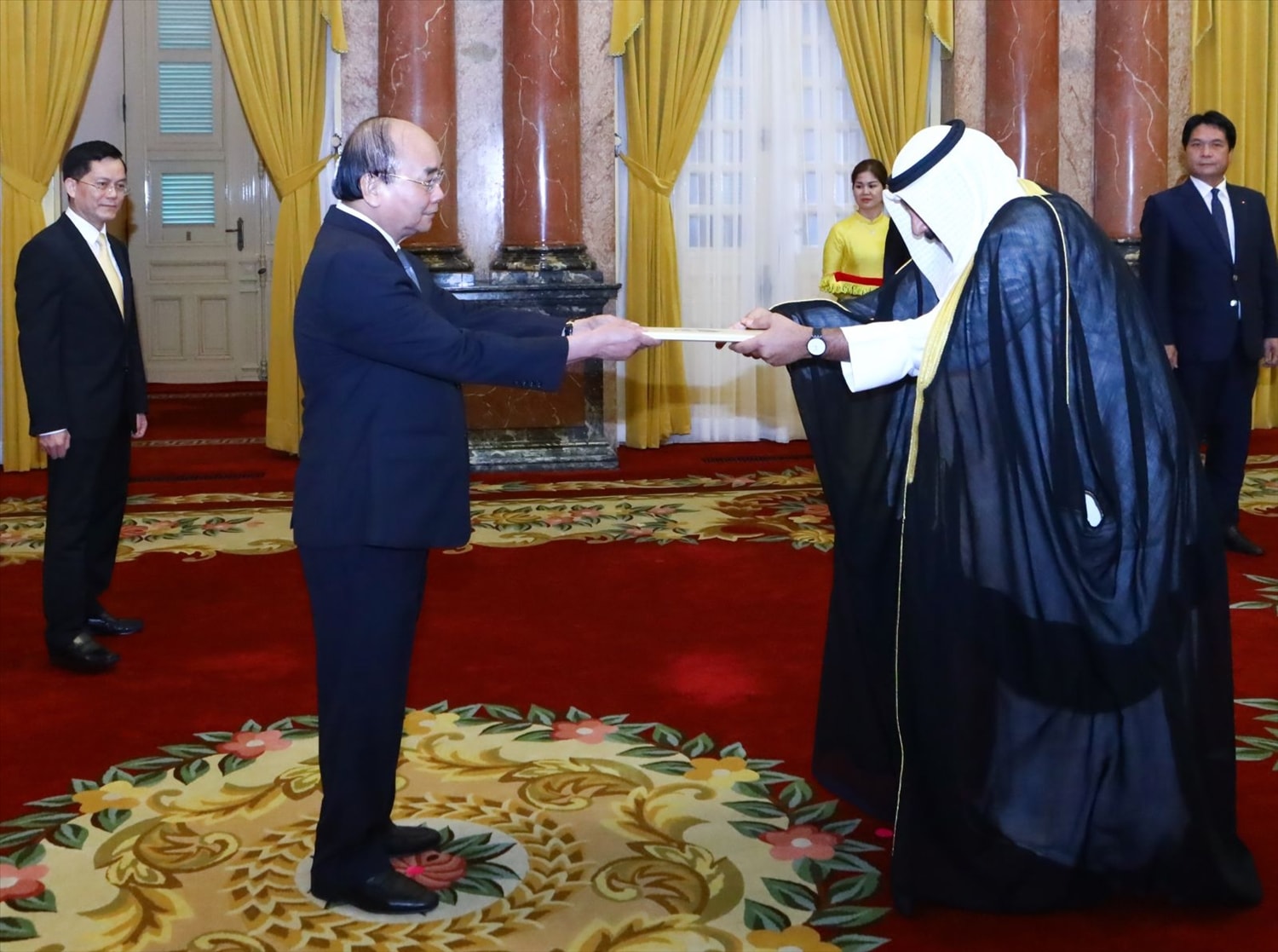 Chủ tịch nước Nguyễn Xuân Phúc tiếp nhận Quốc thư của Đại sứ Kuwait Yousef Ashour Al- Sabbagh. Ảnh: VPCTN