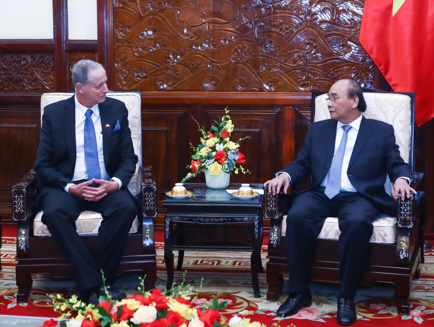 Chủ tịch nước Nguyễn Xuân Phúc tiếp nhận Quốc thư của Đại sứ Israel Yaron Mayer. Ảnh: VPCTN