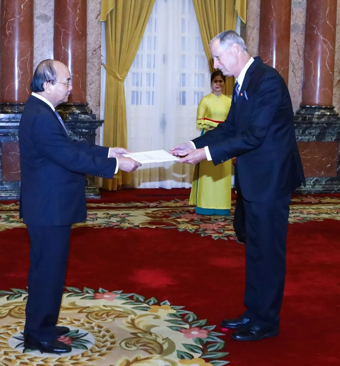 Chủ tịch nước Nguyễn Xuân Phúc tiếp nhận Quốc thư của Đại sứ Israel Yaron Mayer. Ảnh: VPCTN