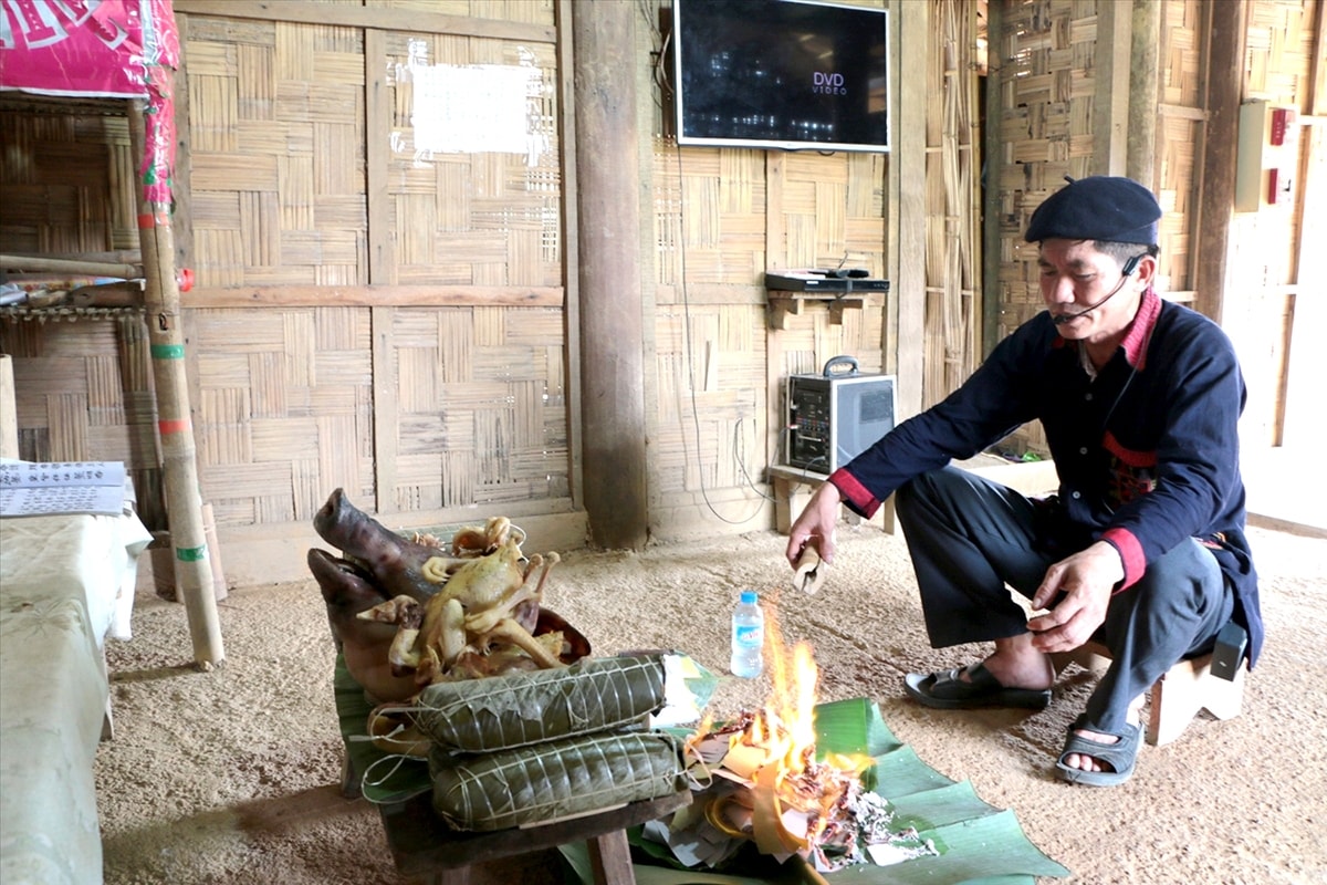 “Tết rằm tháng Bảy” của người Dao là một trong những ngày lễ quan trọng (Trong ảnh: Thầy cúng đốt vàng mã gửi cho tổ tiên, thần linh) 