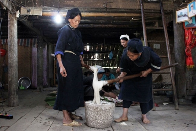 Người dân chuẩn bị làm bánh gai để cúng tổ tiên
