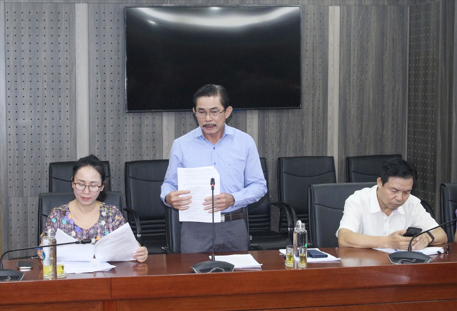 Tổng Biên tập Báo Dân tộc và Phát triển Lê Công Bình - Trưởng ban Tổ chức Lễ Tuyên dương báo cáo kế hoạch tổ chức Lễ Tuyên dương