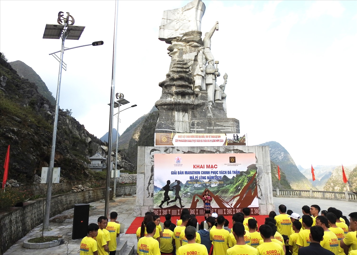 Lễ khai mạc giải bán Marathon chinh phục vách đá thần Mã Pì Lèng năm 2020 tại Sân tượng đài Thanh niên xung phong, xã Pải Lủng, huyện Mèo Vạc (Hà Giang). (Ảnh TL) Lễ khai mạc giải bán Marathon chinh phục vách đá thần Mã Pì Lèng năm 2020 tại Sân tượng đài Thanh niên xung phong, xã Pải Lủng, huyện Mèo Vạc (Hà Giang). (Ảnh TL)