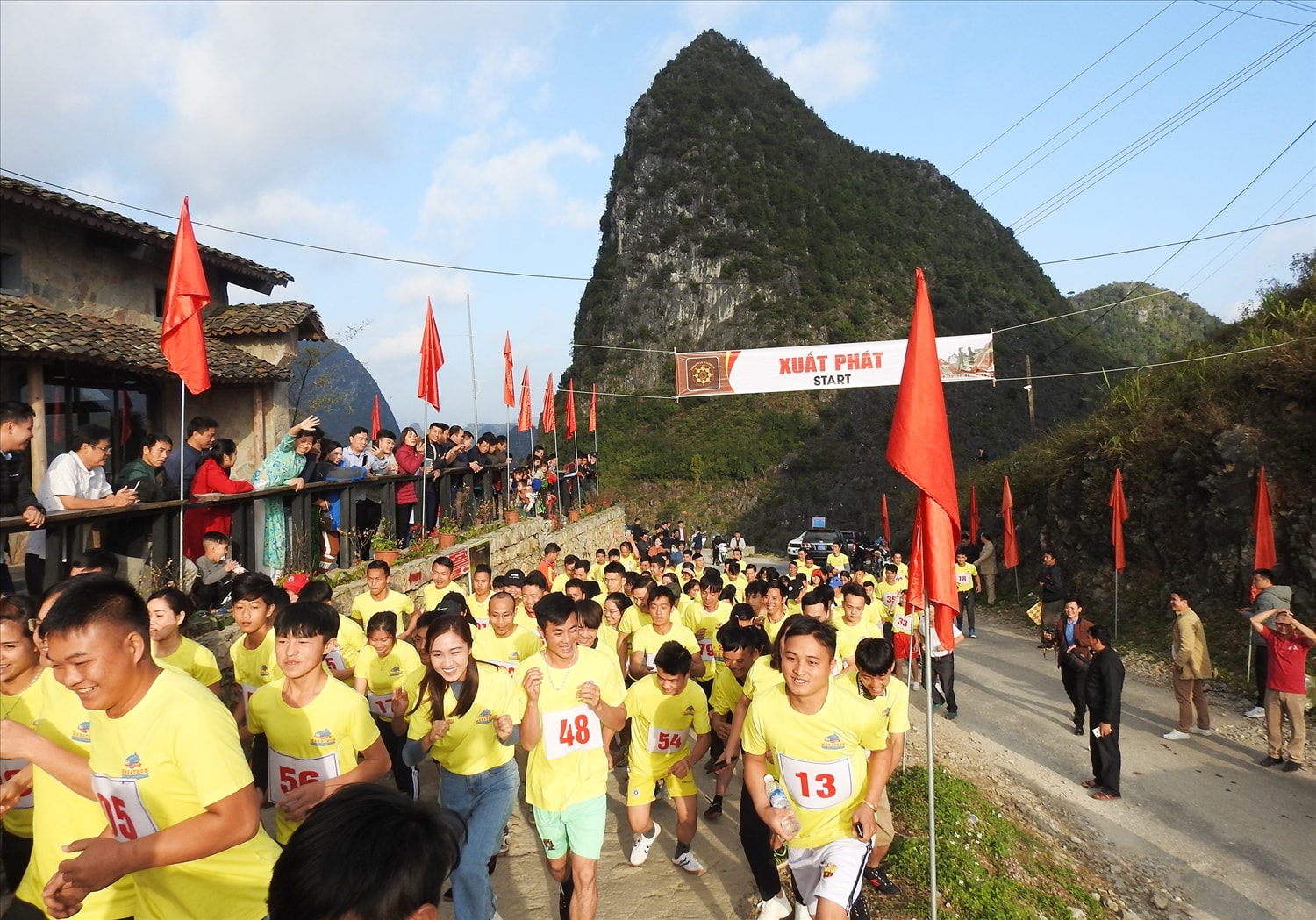 Các vận động viên tham gia giải bán Marathon chinh phục vách đá thần Mã Pì Lèng năm 2020. (Ảnh T.L) Các vận động viên tham gia giải bán Marathon chinh phục vách đá thần Mã Pì Lèng năm 2020. (Ảnh T.L)