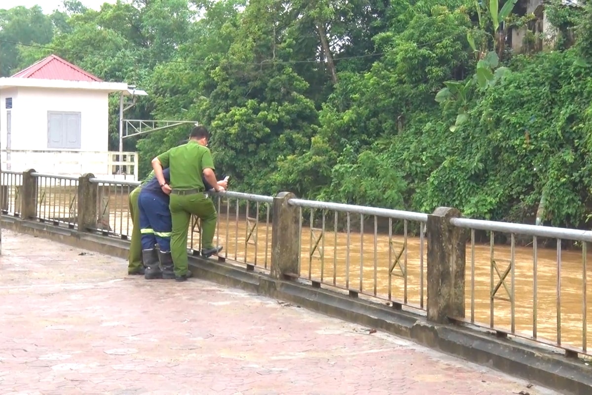 Nạn nhân bị cuốn trôi khi qua đập tràn vẫn chưa được tìm thấy
