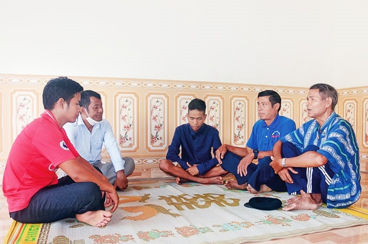 Già làng Kon Yông Ha Bông (bìa phải) luôn gần gũi, sâu sát với bà con trong bon
