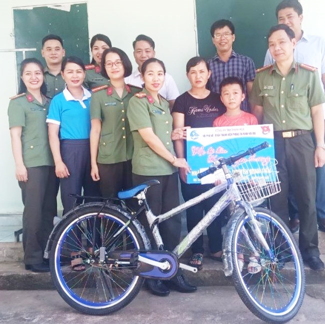 Đại diện Hội LHPN thị xã Nghi Sơn, Hội Phụ nữ - Đoàn Thanh niên Phòng An ninh nội địa trao hỗ trợ cho cháu Nguyễn Minh Tiến, xã Phú Sơn