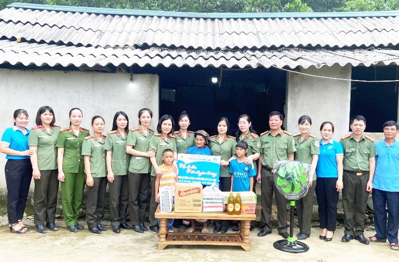 Trao kinh phí đỡ đầu trẻ mồ côi, trẻ có hoàn cảnh đặc biệt khó khăn 