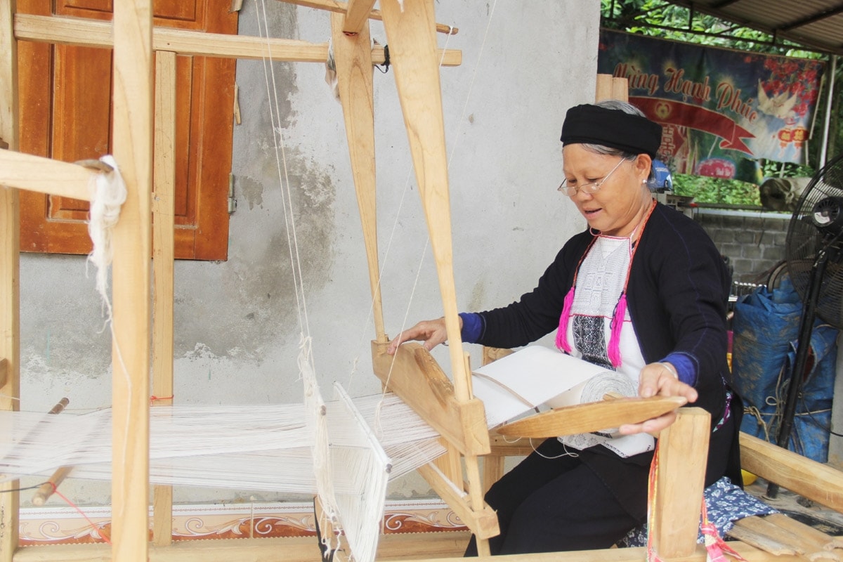 Nghề dệt vải thủ công của người Dao họ với nhiều công đoạn tỉ mỉ, đòi hỏi sự kiên nhẫn và khéo léo từ đôi bàn tay của người phụ nữ 