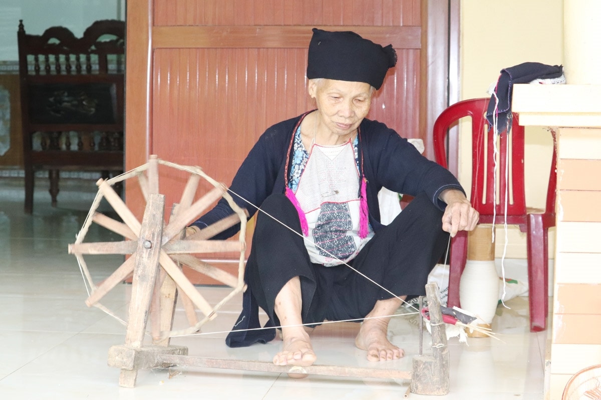 Mỗi công đoạn trong nghề dệt của  người Dao họ đều có những điều kiêng kỵ tuyệt đối