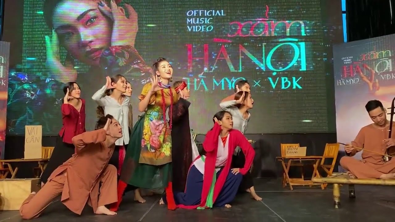 Cô gái xứ Mường hát xẩm kể ký sự Trường Sa Cô gái xứ Mường hát xẩm kể ký sự Trường Sa