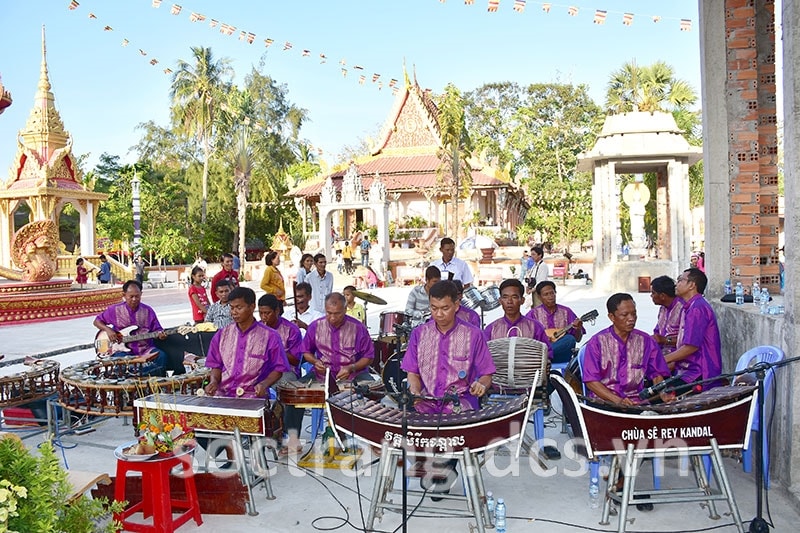 Chùa Serey Kandal, phường Vĩnh Phước, thị xã Vĩnh Châu (Sóc Trăng ) trong những ngày lễ, hội, Tết cổ truyền là nơi sinh hoạt văn hóa nhộn nhịp, thu hút đông đảo con em, phật tử đến biểu diễn các tiết mục văn nghệ, thi đấu thể thao, tạo không khí vui tươi, phấn khởi, góp phần bảo tồn và phát huy bản sắc văn hóa dân tộc. Ảnh Thạch Pích