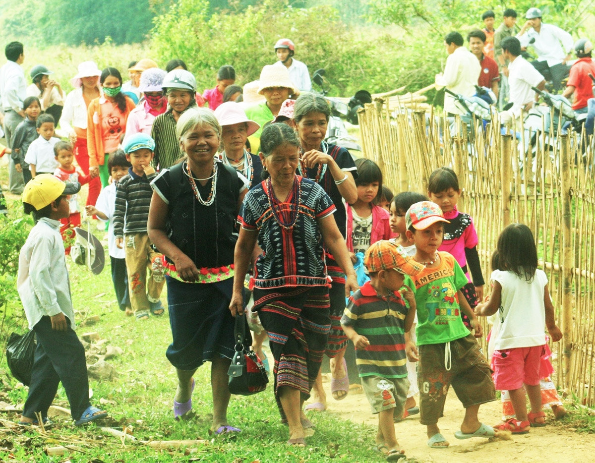 Đoàn nhà gái tham dự ngày lễ báo hiếu của chàng rể Cơ Tu. (Ảnh: Đăng Nguyên)