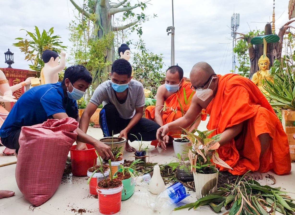 Các cơ sở thờ tự Phật giáo Nam tông Khmer ở ĐBSCL tích cực tuyên truyền, nâng cao nhận thức của người dân về bảo vệ môi trường. (Trong ảnh: Thượng tọa Lý Hùng) Ủy viên Hội đồng Trị sự Giáo hội Phật giáo Việt Nam, Phó Trưởng ban trị sự Giáo hội Phật giáo Việt Nam TP.Cần Thơ, Chủ trì chùa PITU KHÔSA RĂNGSÂY hướng dẫn sư sãi, bà con phật tử là người DTTS ủ rác thải sinh hoạt thông thường làm phân bón hữu cơ để trồng cây kiểng, cây ăn trái,…) Các cơ sở thờ tự Phật giáo Nam tông Khmer ở ĐBSCL tích cực tuyên truyền, nâng cao nhận thức của người dân về bảo vệ môi trường. (Trong ảnh: Thượng tọa Lý Hùng) Ủy viên Hội đồng Trị sự Giáo hội Phật giáo Việt Nam, Phó Trưởng ban trị sự Giáo hội Phật giáo Việt Nam TP.Cần Thơ, Chủ trì chùa PITU KHÔSA RĂNGSÂY hướng dẫn sư sãi, bà con phật tử là người DTTS ủ rác thải sinh hoạt thông thường làm phân bón hữu cơ để trồng cây kiểng, cây ăn trái,…)