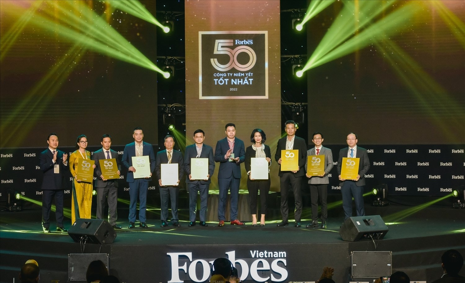 Đại diện Vinamilk (thứ 6 từ trái sang) cùng với 8 doanh nghiệp khác đã góp mặt trong danh sách Top 50 của Forbes 10 năm liền được vinh danh đặc biệt tại sự kiện
