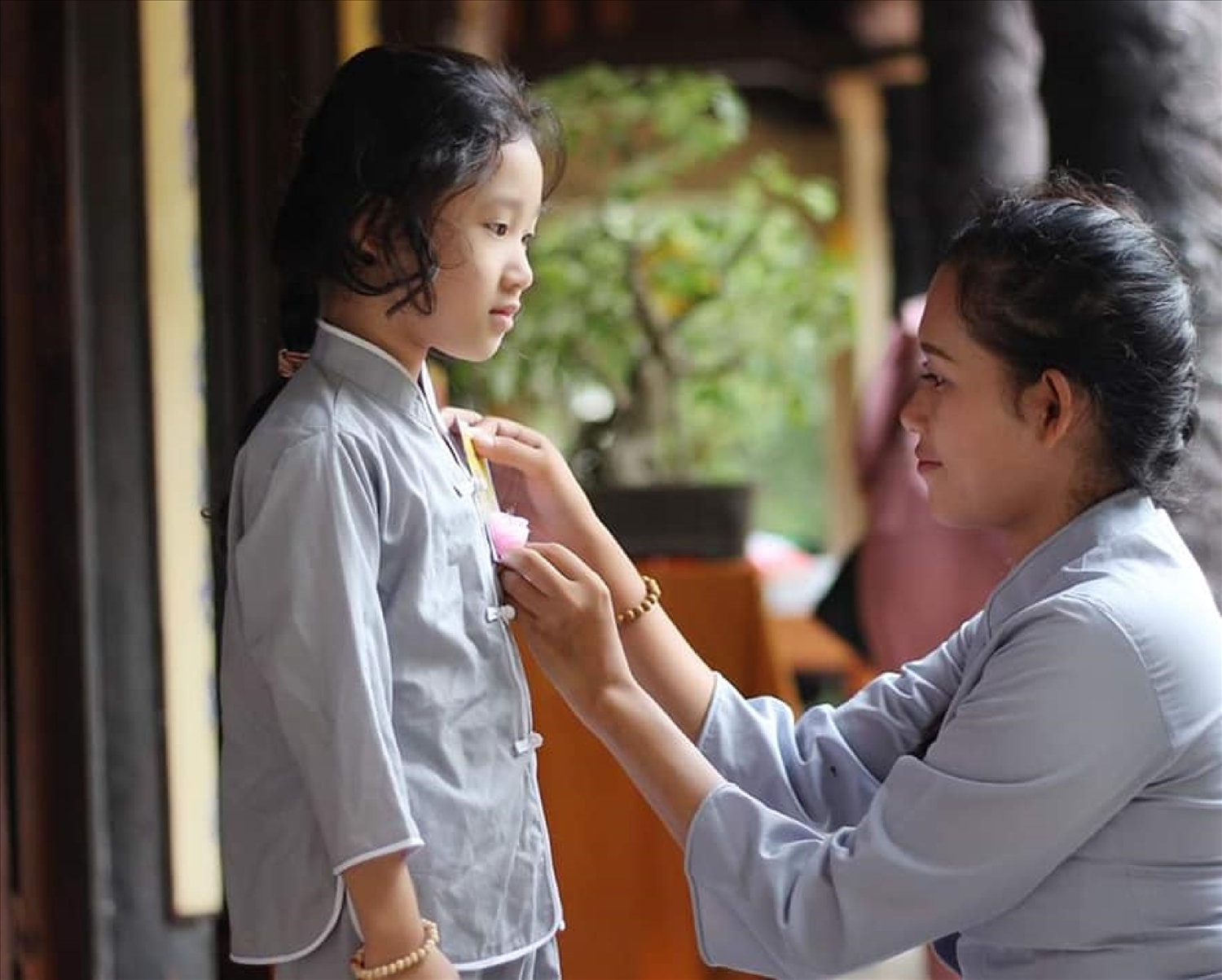 Mùa Vu Lan là sự kết hợp độc đáo giữa nền văn hóa Phật giáo với truyền thống tri ân báo ân của văn hóa dân tộc Việt Nam Mùa Vu Lan là sự kết hợp độc đáo giữa nền văn hóa Phật giáo với truyền thống tri ân báo ân của văn hóa dân tộc Việt Nam