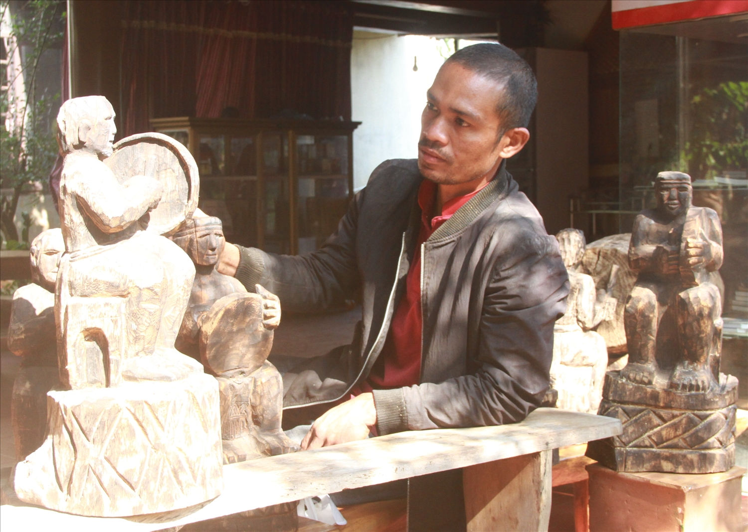 Y Ser Bkrông với nghệ thuật tạc tượng gỗ Tây Nguyên 