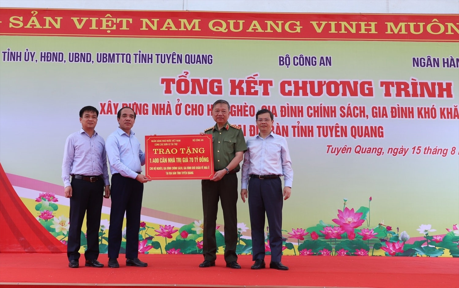 Bàn giao gần 1.400 căn nhà 