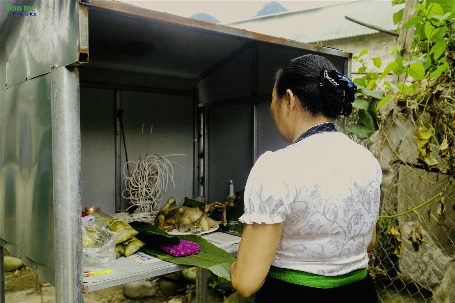 Ngoài mâm lễ cúng tổ tiên bên nội, người Thái Mường So có khu thờ riêng dành cho dòng tộc bên ngoại, nhằm tri ân, tưởng nhớ của người con gái khi xuất giá