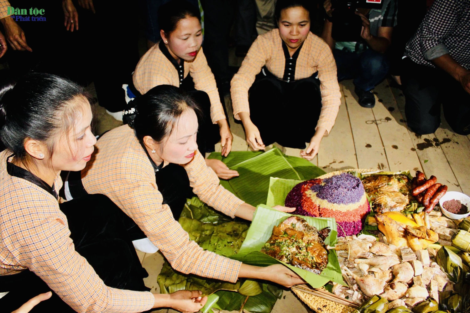 Bánh chưng gù, xôi màu và vịt luộc là các vật phẩm chính không thể thiếu trong Tết “Xíp xí”