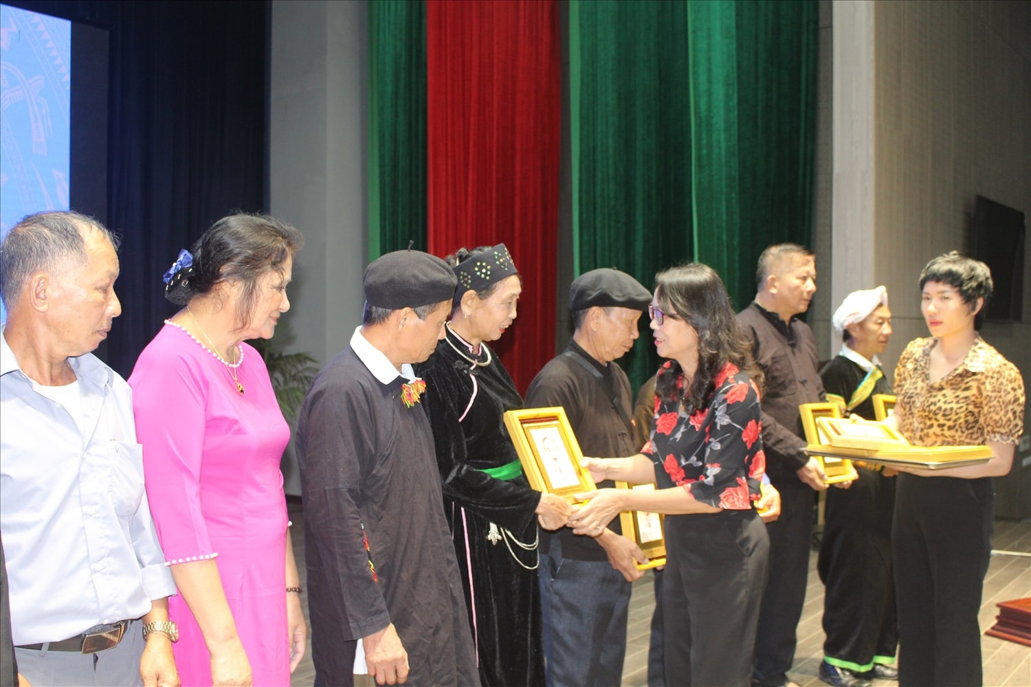 Thứ trưởng, Phó Chủ nhiệm UBDT Hoàng Thị Hạnh tặng quà lưu niệm của UBDT cho các đại biểu Thứ trưởng, Phó Chủ nhiệm UBDT Hoàng Thị Hạnh tặng quà lưu niệm của UBDT cho các đại biểu