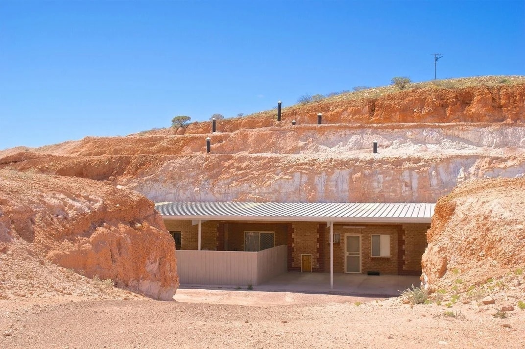 Một ngôi nhà khoét vào lớp đá dưới sa mạc của người dân thị trấn Coober Pedy.